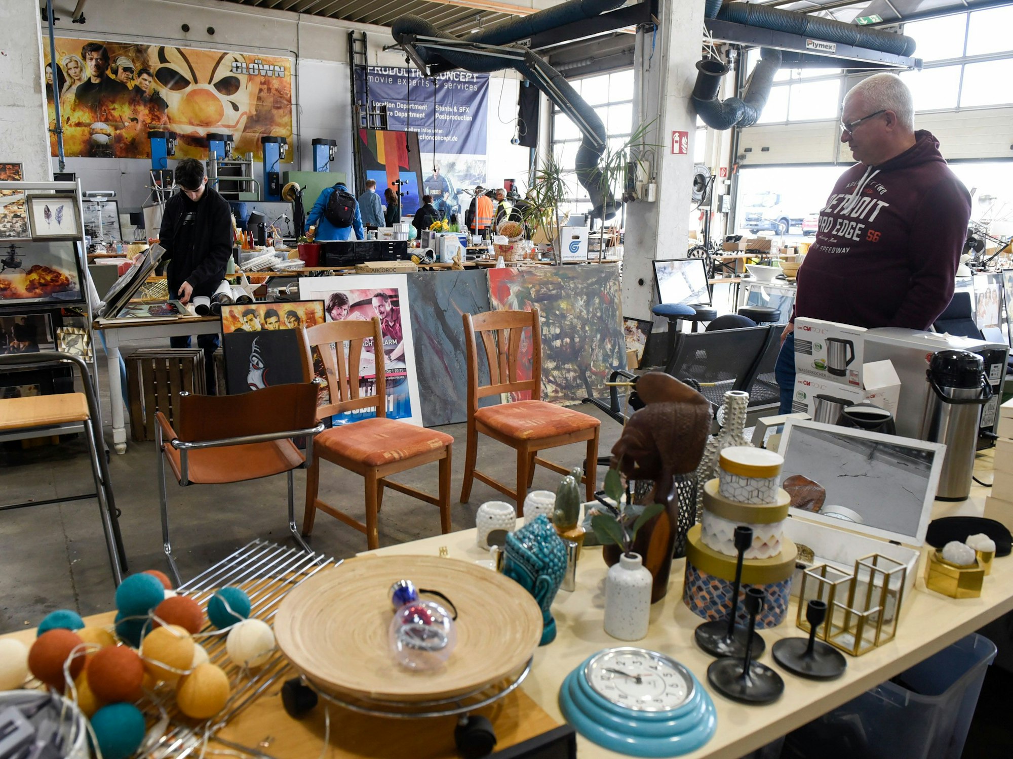 Das Bild zeigt eine Halle mit Tischen, auf denen zahlreiche Dekoartikel zum Kauf angeboten wurden.