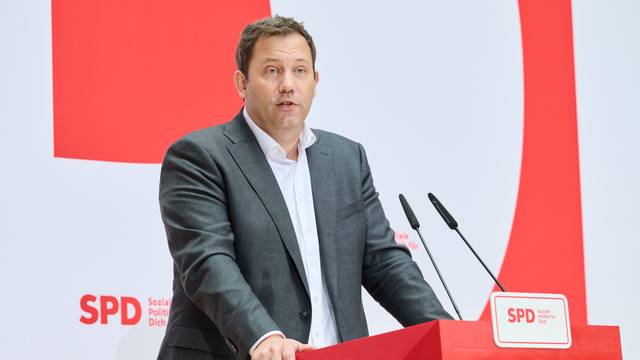 Lars Klingbeil (SPD), Parteivorsitzender gibt ein Statement im Willy-Brandt-Haus ab, bevor die Klausurtagung des SPD-Bundesvorstands zur Vorbereitung der Bundestagswahl startet.