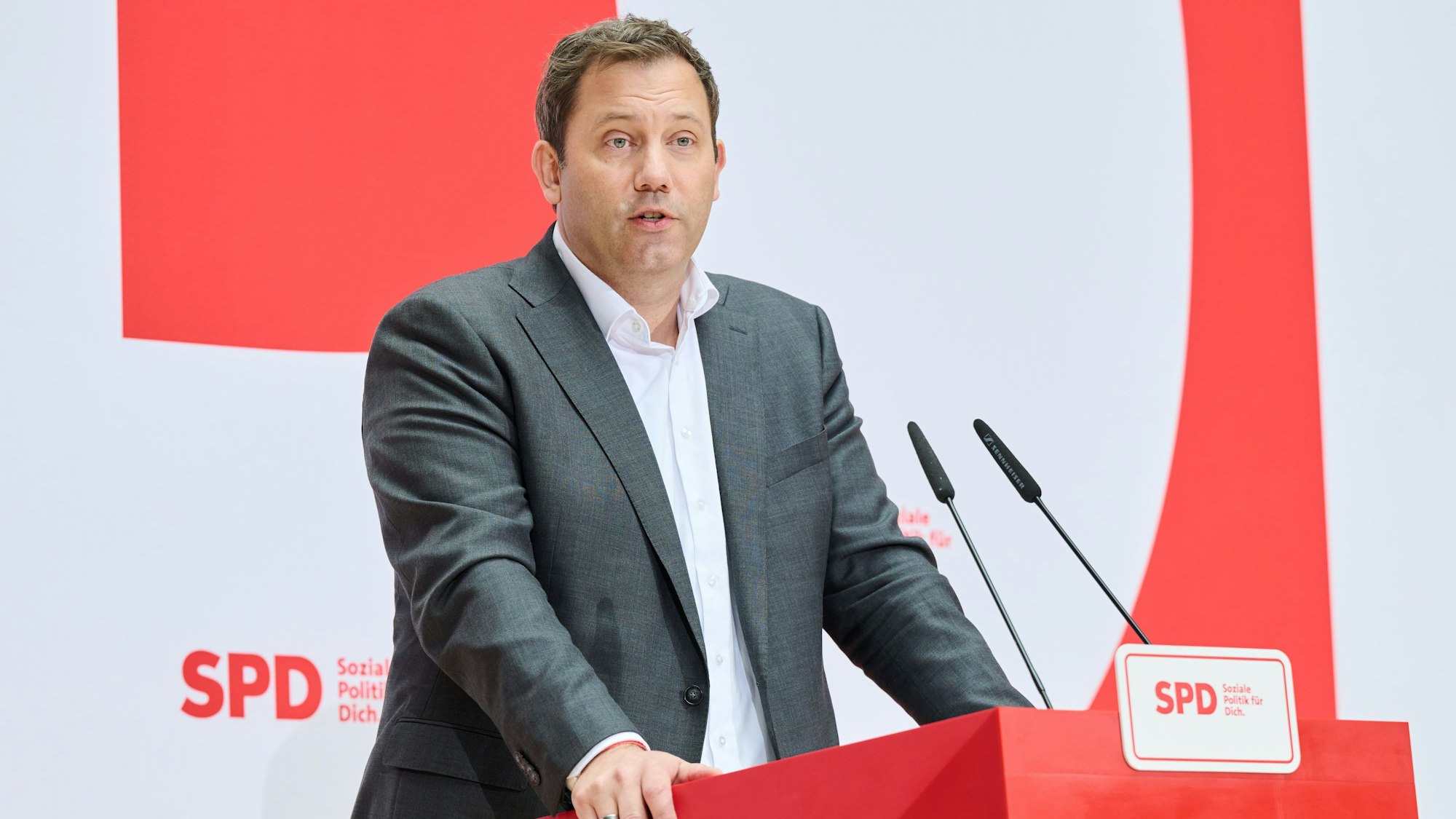 Lars Klingbeil (SPD), Parteivorsitzender gibt ein Statement im Willy-Brandt-Haus ab, bevor die Klausurtagung des SPD-Bundesvorstands zur Vorbereitung der Bundestagswahl startet.