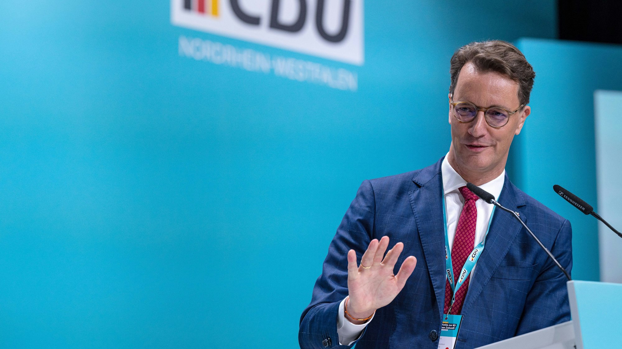 28.09.2024, Nordrhein-Westfalen, Münster: Hendrik Wüst (CDU), Ministerpräsident von Nordrhein-Westfalen, spricht beim 46. Landesparteitag der CDU Nordrhein-Westfalen. Inhaltlicher Schwerpunkt des Parteitags ist das Thema Künstliche Intelligenz. Foto: Guido Kirchner/dpa +++ dpa-Bildfunk +++