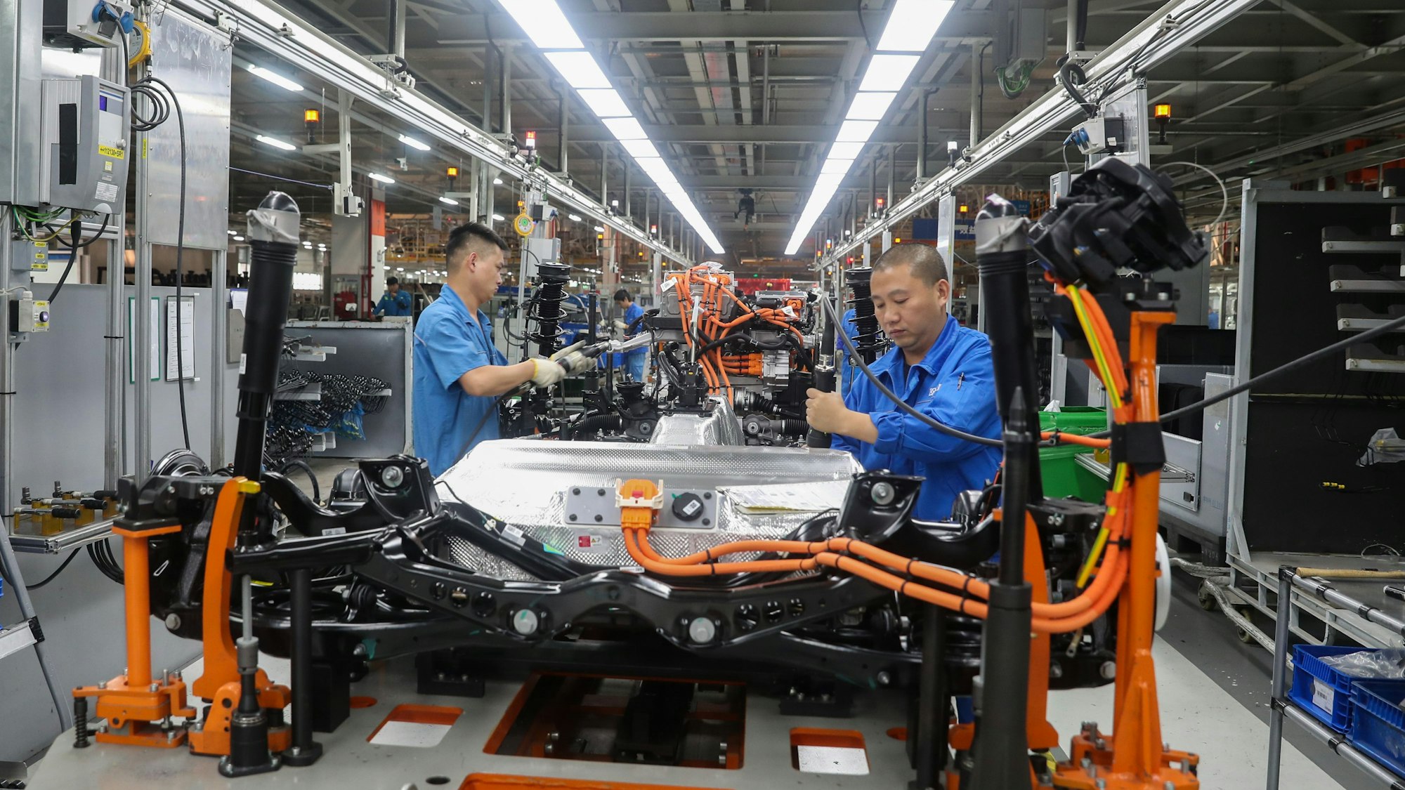 VW-Produktion in China: Das Unternehmen steht wegen eines seiner dortigen Werke unter erheblichem öffentlichen Druck.
