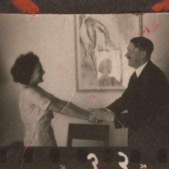 Fotografie von Leni Riefenstahl, die von Adolf Hitler herzlich empfangen wird – (Jahr der Aufnahme: 1937).