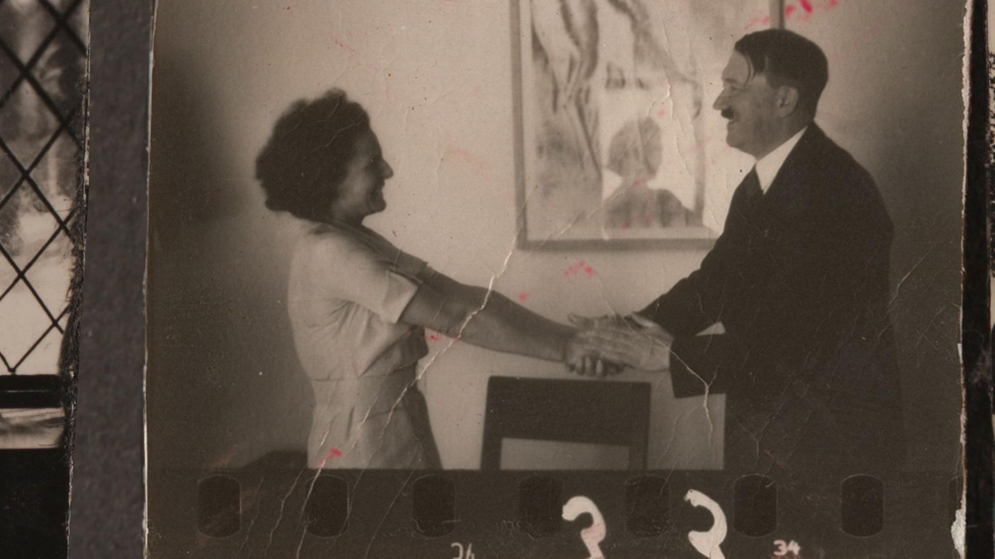 Fotografie von Leni Riefenstahl, die von Adolf Hitler herzlich empfangen wird – (Jahr der Aufnahme: 1937).