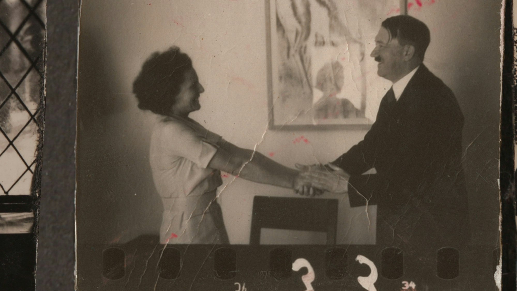 Fotografie von Leni Riefenstahl, die von Adolf Hitler herzlich empfangen wird – (Jahr der Aufnahme: 1937).