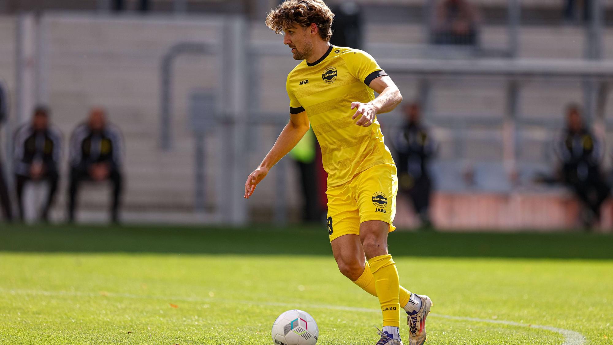 Fußballer Enzo Wirtz in einer Spielsituation.