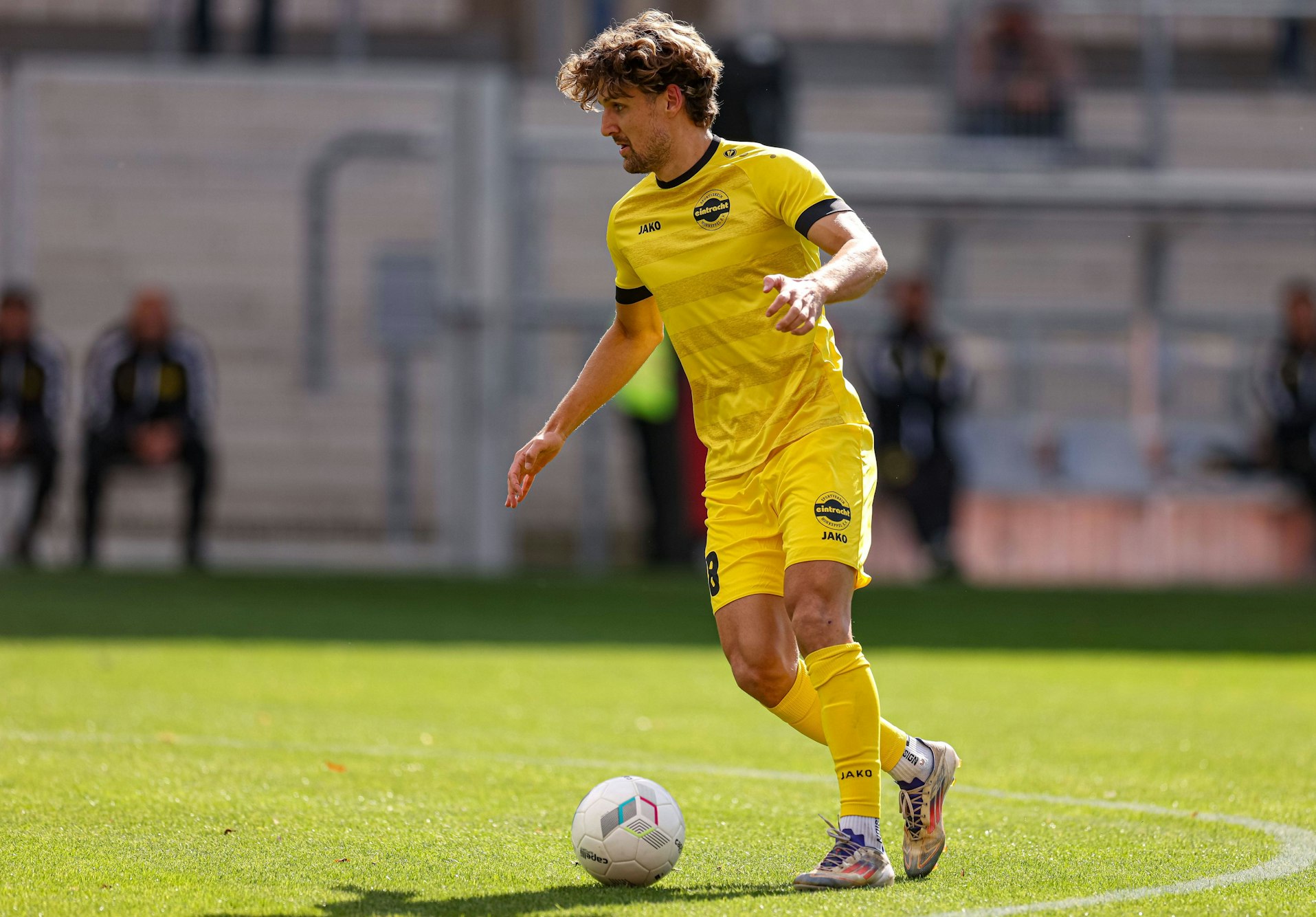 Enzo Wirtz in Aktion am Ball,