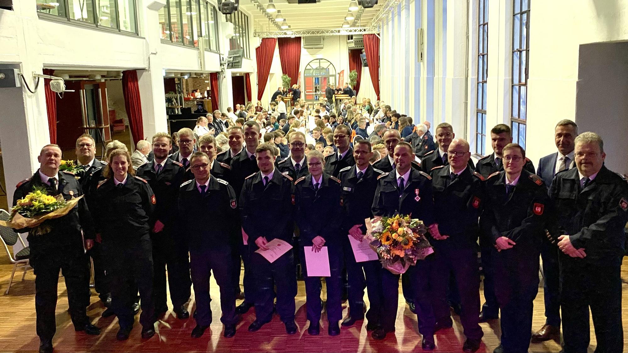 Das Bild zeigt eine Gruppenaufnahme von Feuerwehrleuten aus Wesseling, die für ihr Engagement geehrt wurden.