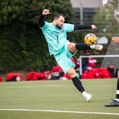 Das Bild zeigt den Stürmer von Inter Euskirchen, der aus der Drehung versucht, den Ball ins Tor zu schießen.