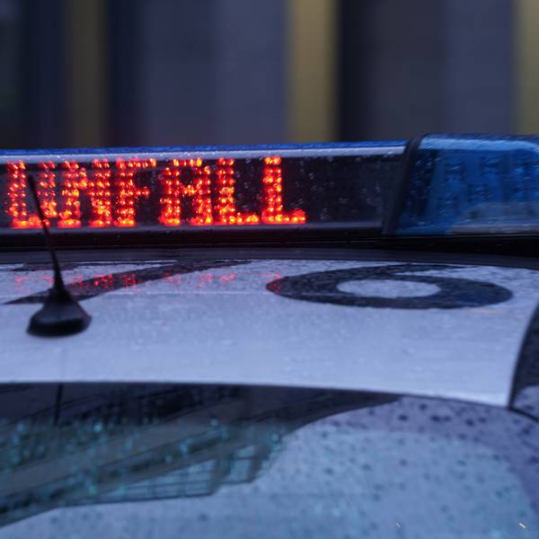 Der Schriftzug „Unfall“ ist neben dem Blaulicht auf dem Dach eines Polizeiautos zu lesen.