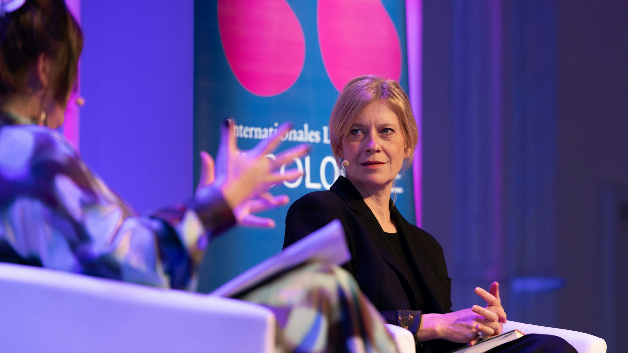 Schauspielerin Caroline Peters ging unter die Autorinnen und stellte ihr Buch im Gespräch mit Christine Knop vor.