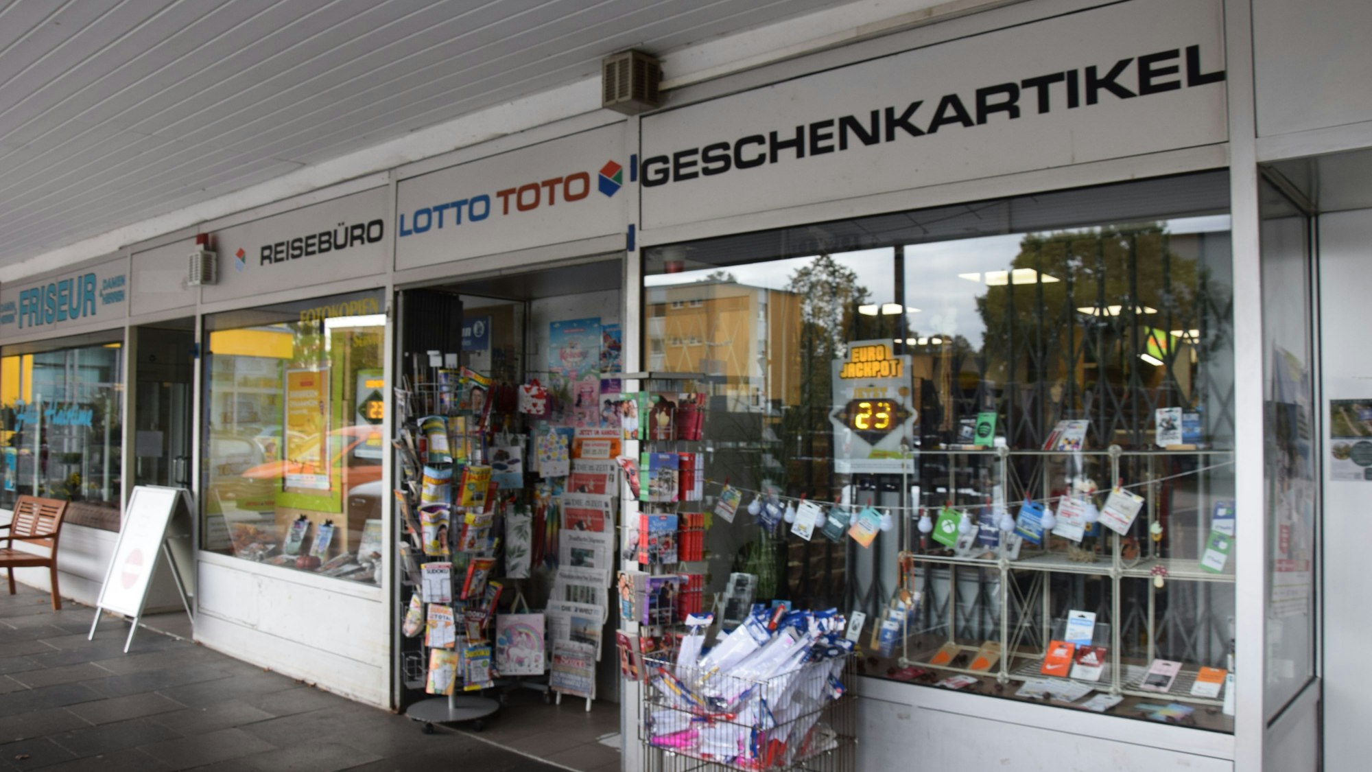 Die letzte Postbank-Filiale in Köln-Stammheim schließt. Sie war im Kiosk „Lotto Bell“, der von Michael Bell geführt wird.