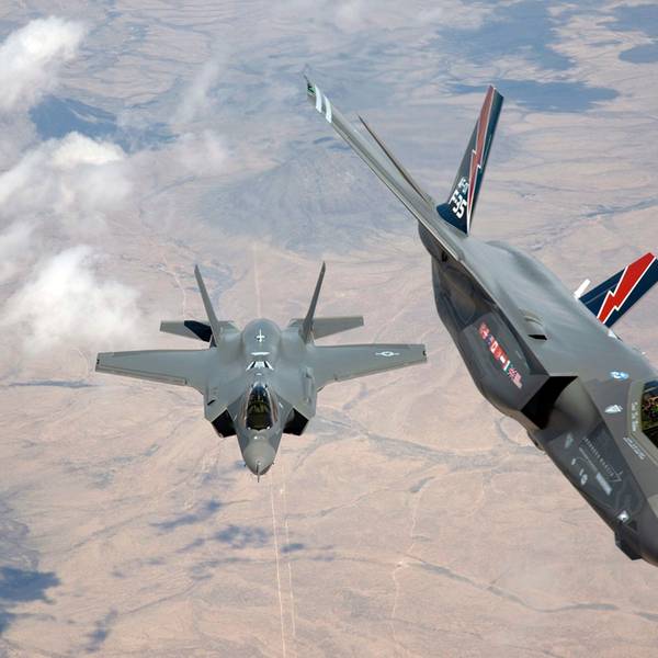 ARCHIV - 27.07.2010, USA, --: HANDOUT - Das undatierte Foto vom 27.07.2010 vom Rüstungshersteller Lockheed Martin zeigt zwei F35 Kampfflugzeuge des Herstellers bei einem Flug zur Edwards Air Force Base in den USA. Die Nato hat ihr jährliches Manöver zur Verteidigung des europäischen Bündnisgebiets mit Atomwaffen begonnen.