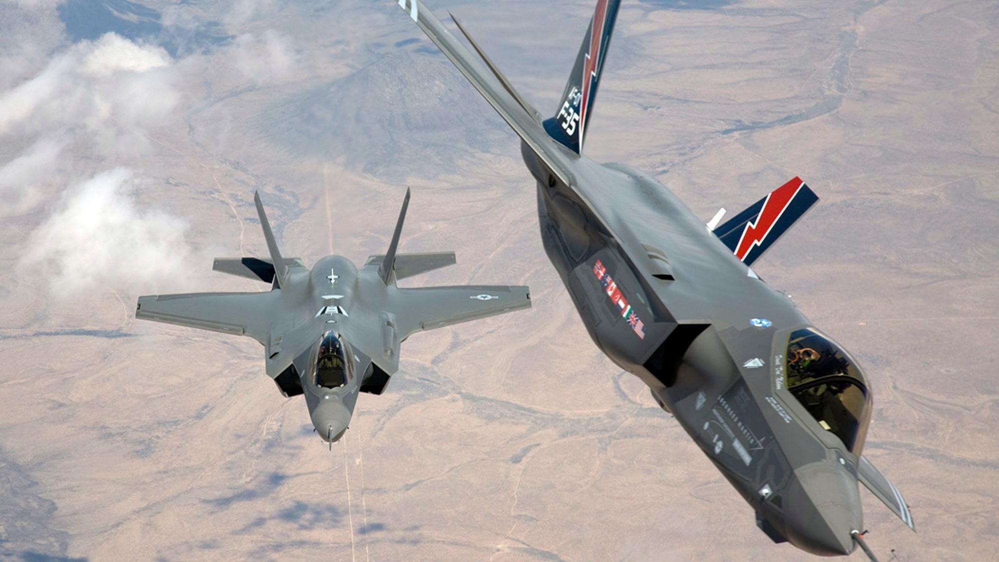 ARCHIV - 27.07.2010, USA, --: HANDOUT - Das undatierte Foto vom 27.07.2010 vom Rüstungshersteller Lockheed Martin zeigt zwei F35 Kampfflugzeuge des Herstellers bei einem Flug zur Edwards Air Force Base in den USA. Die Nato hat ihr jährliches Manöver zur Verteidigung des europäischen Bündnisgebiets mit Atomwaffen begonnen.