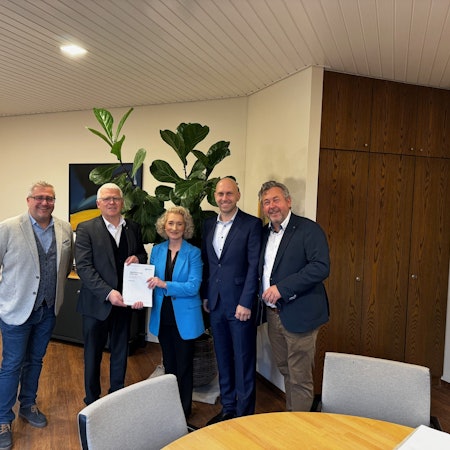 Das Foto zeigt die Übergabe des Prüfungsergebnisses im Kürtener Rathaus