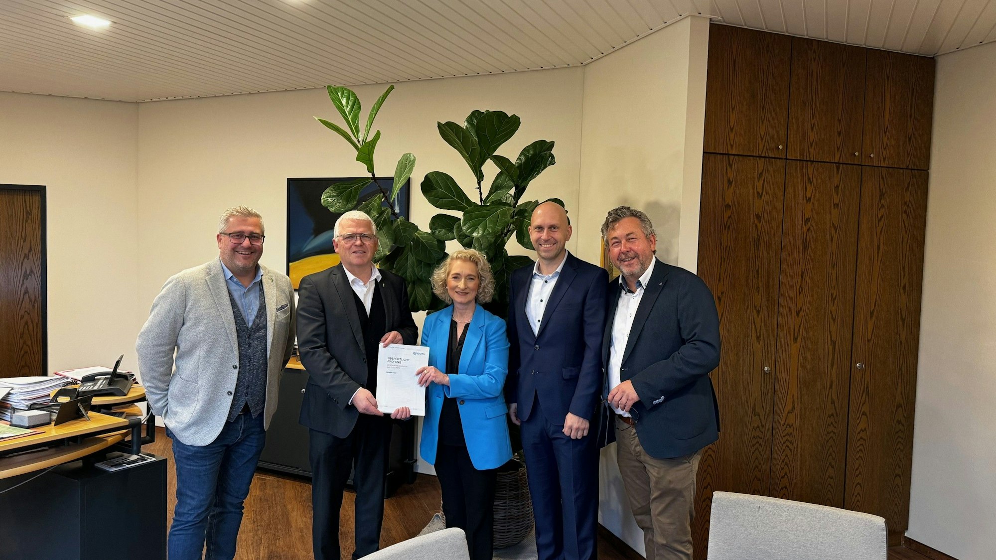Das Foto zeigt die Übergabe des Prüfungsergebnisses im Kürtener Rathaus