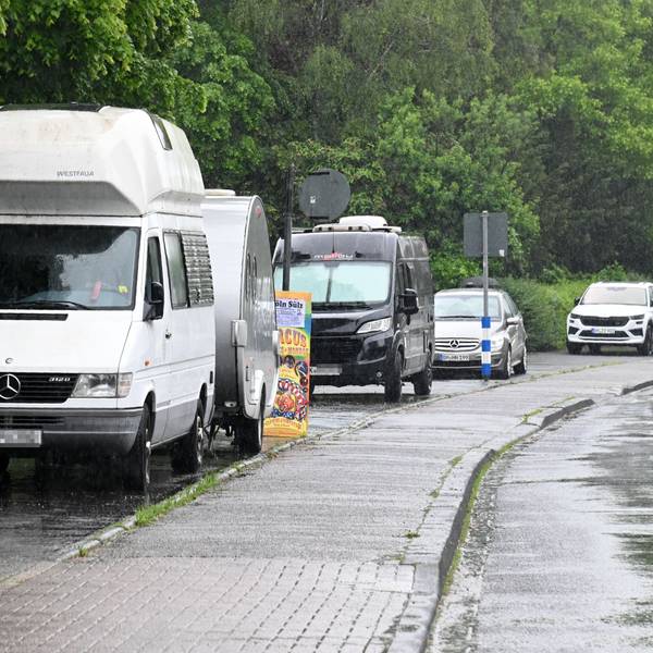 Wohnmobile und Wohnanhänger (Wohnwagen) parken am Straßenrand auf der Gleueler Straße in Köln-Lindenthal.