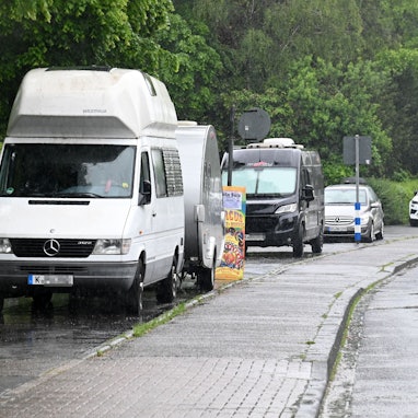 Wohnmobile und Wohnanhänger (Wohnwagen) parken am Straßenrand auf der Gleueler Straße in Köln-Lindenthal.