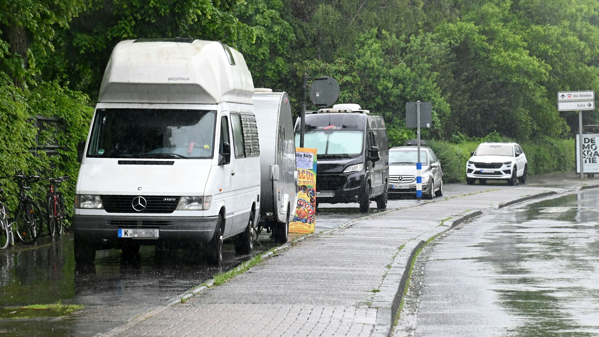 Wohnmobile und Wohnanhänger (Wohnwagen) parken am Straßenrand auf der Gleueler Straße in Köln-Lindenthal.