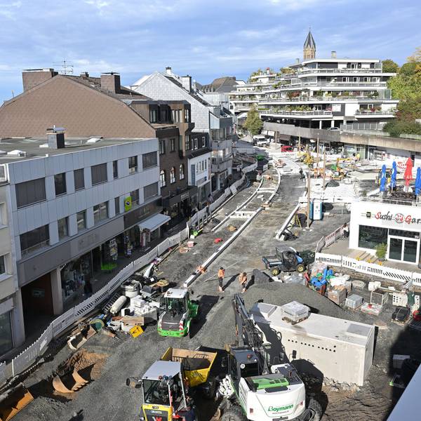 Die Baustelle mit Baggern und Baumaterial von oben fotografiert.