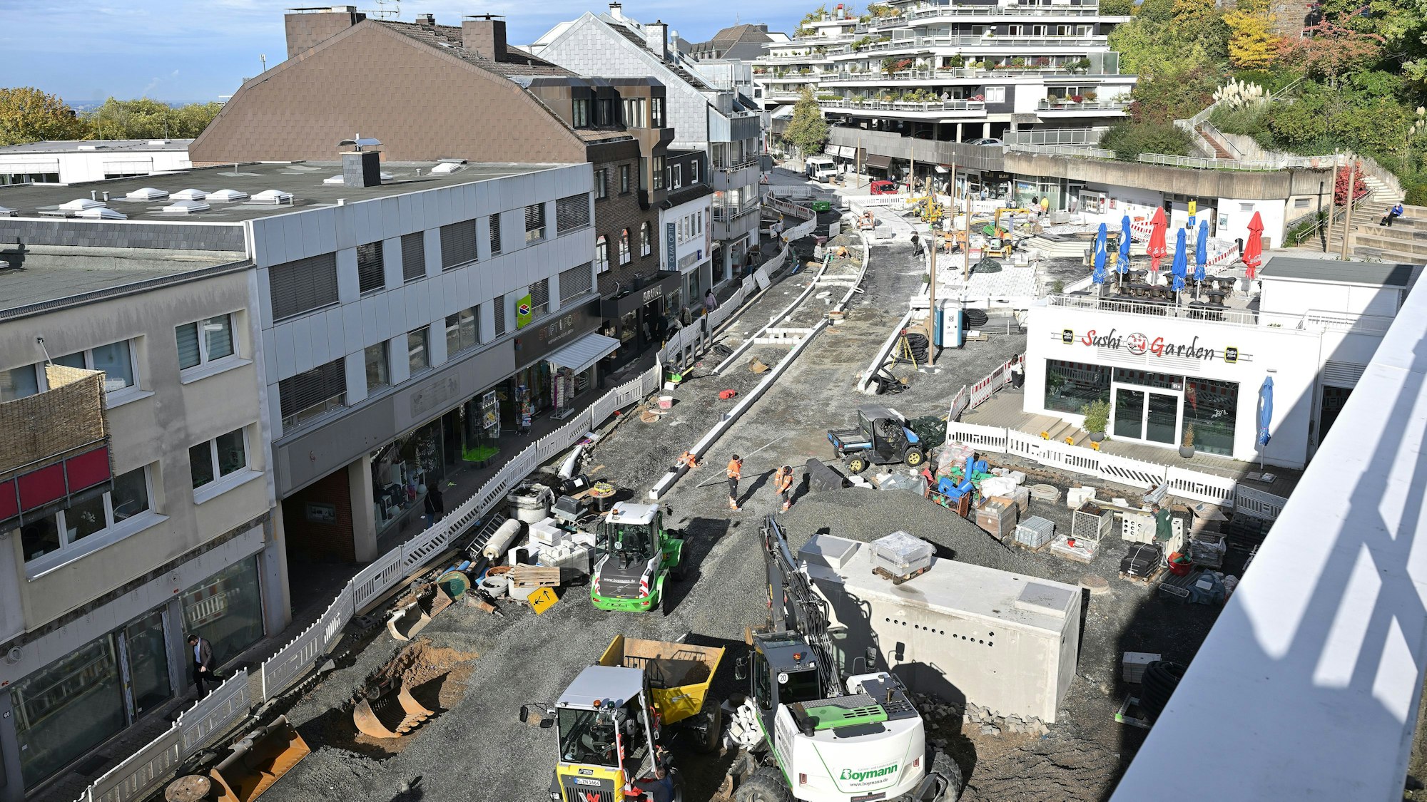 Die Baustelle mit Baggern und Baumaterial von oben fotografiert.