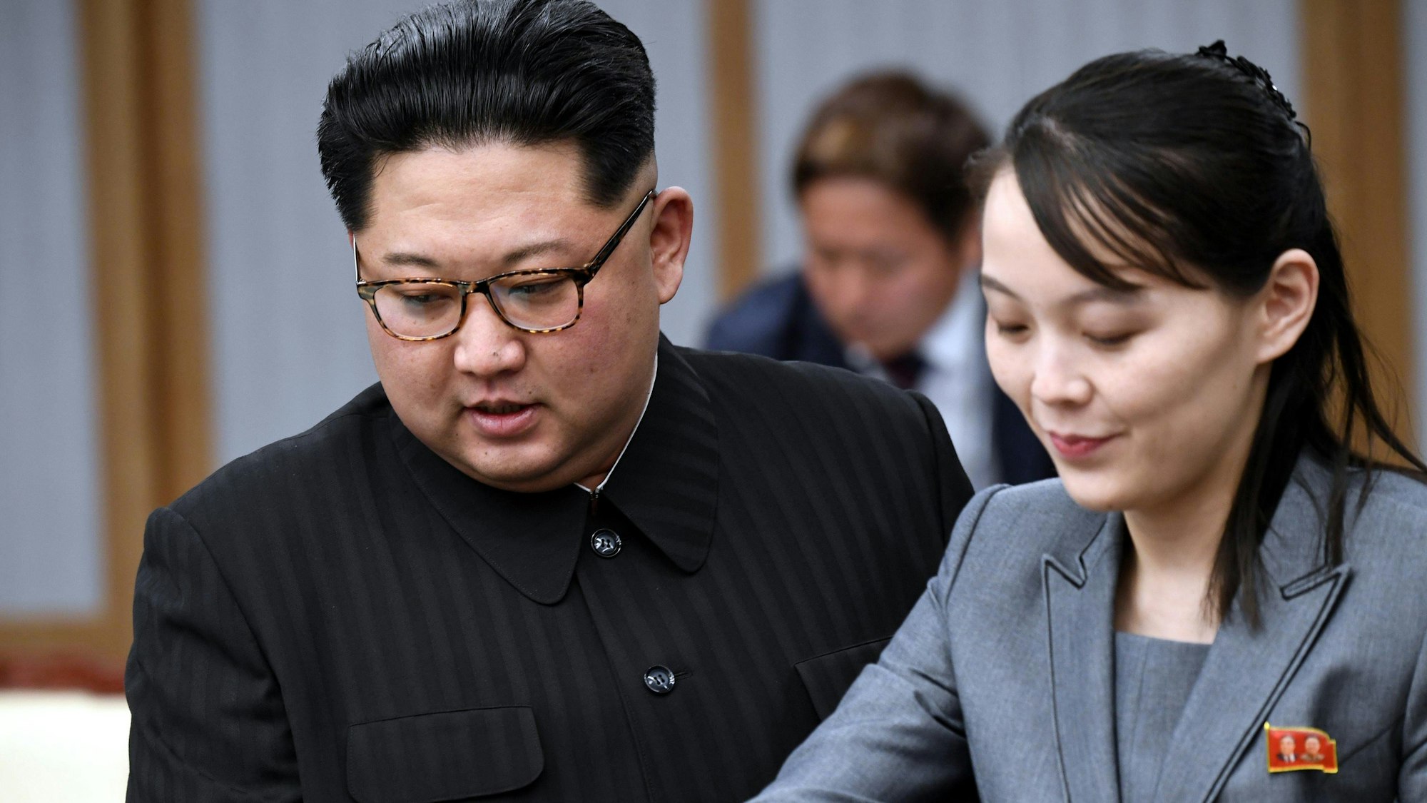 Kim Jong Un, Machthaber von Nordkorea, zusammen mit seiner Schwester Kim Yo Jong. (Archivbild)