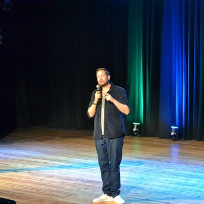 Comedian Bastian Bielendorfer steht allein auf der Bühne.