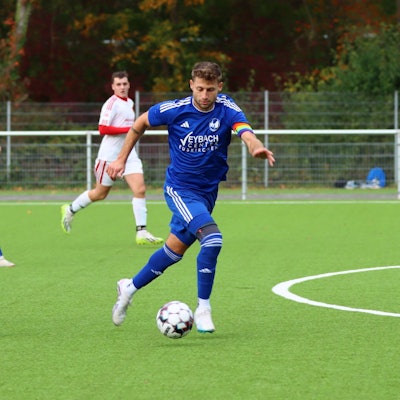 Das Bild zeigt den Weilerswister Kapitän, der von einem Schönauer Gegenspieler verfolgt wird.