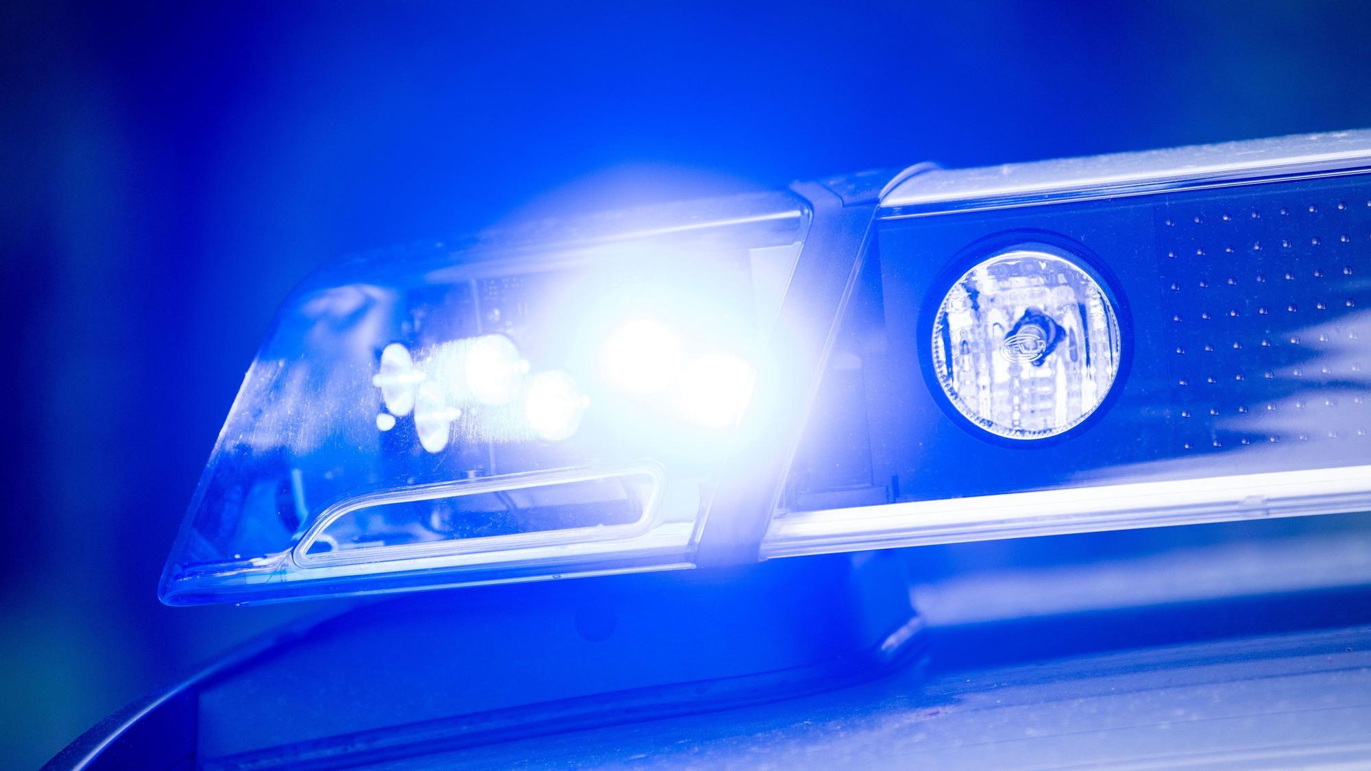 Ein Blaulicht leuchtet an einer Polizeistreife.