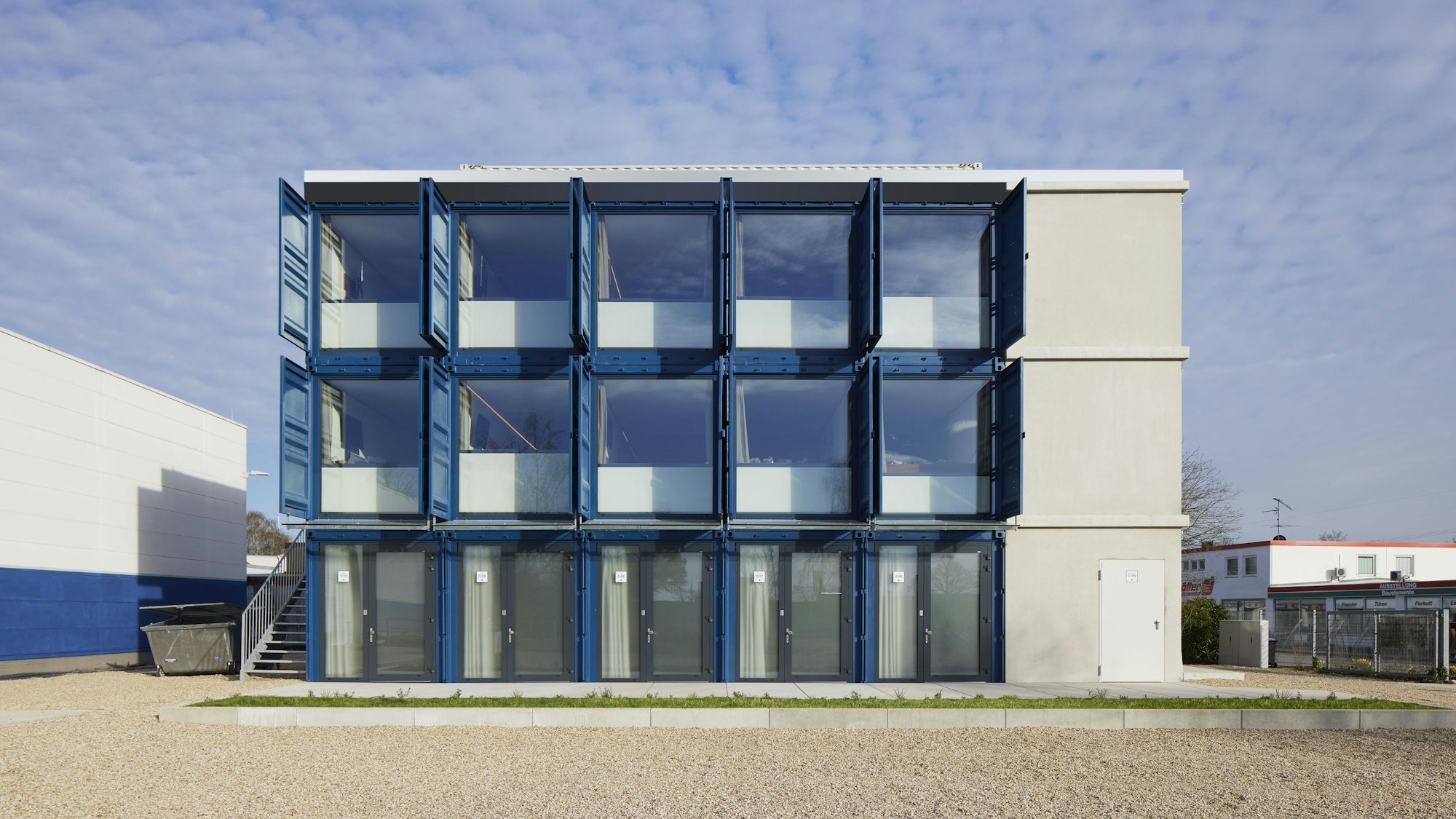 Frontaler Blick auf ein Tin Inn-Hotel.