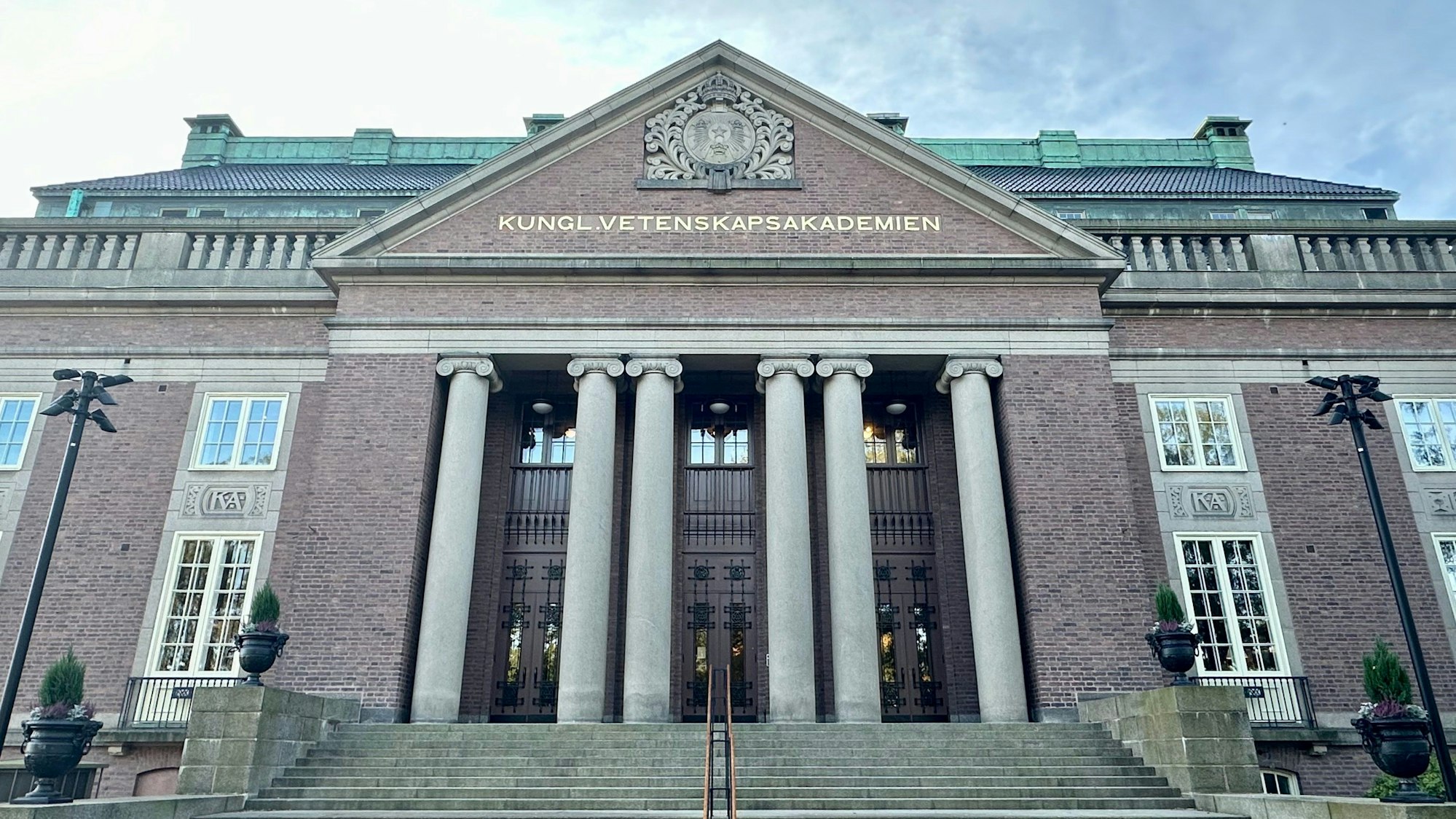 ARCHIV - 06.10.2024, Schweden, Stockholm: Die Königlich-Schwedische Akademie der Wissenschaften auf dem Gelände der Universität von Stockholm gibt traditionell die Nobelpreisträger in den Kategorien Physik und Chemie bekannt.