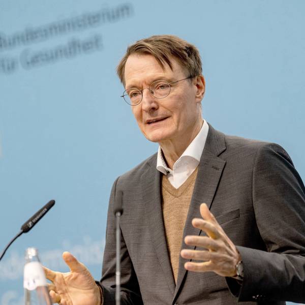 08.10.2024, Berlin: Karl Lauterbach (SPD), Bundesminister für Gesundheit, nimmt an einer Pressekonferenz zu Fortschritten bei der Krankenhausreform mit den gesundheitspolitischen Sprechern der Regierungsfraktionen im Gesundheitsministerium teil.