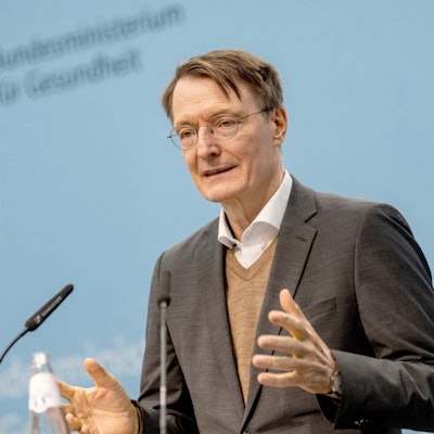 08.10.2024, Berlin: Karl Lauterbach (SPD), Bundesminister für Gesundheit, nimmt an einer Pressekonferenz zu Fortschritten bei der Krankenhausreform mit den gesundheitspolitischen Sprechern der Regierungsfraktionen im Gesundheitsministerium teil.