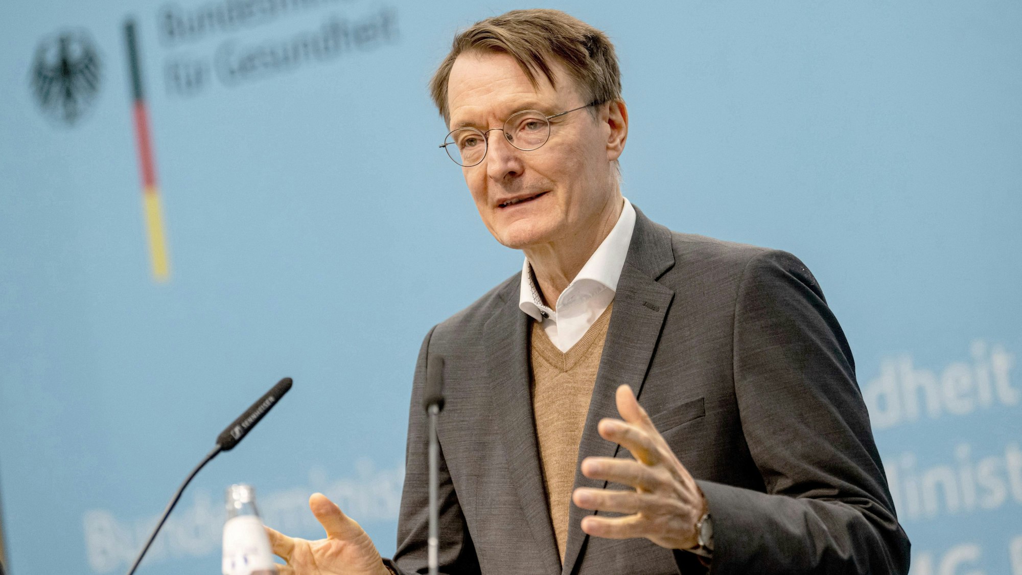 08.10.2024, Berlin: Karl Lauterbach (SPD), Bundesminister für Gesundheit, nimmt an einer Pressekonferenz zu Fortschritten bei der Krankenhausreform mit den gesundheitspolitischen Sprechern der Regierungsfraktionen im Gesundheitsministerium teil.