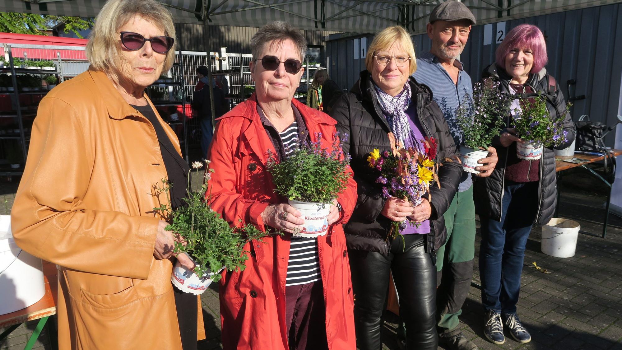 Ende nach 18 Jahren: Barbara Deppner, Cornelia Schmerbach (beide vom EVA-Vorstand), Katja Mildenberger, Martin Höke und Susanna Geßner (v.l.) bei der vorerst letzten Verschenk-Aktion. Foto: Hermans