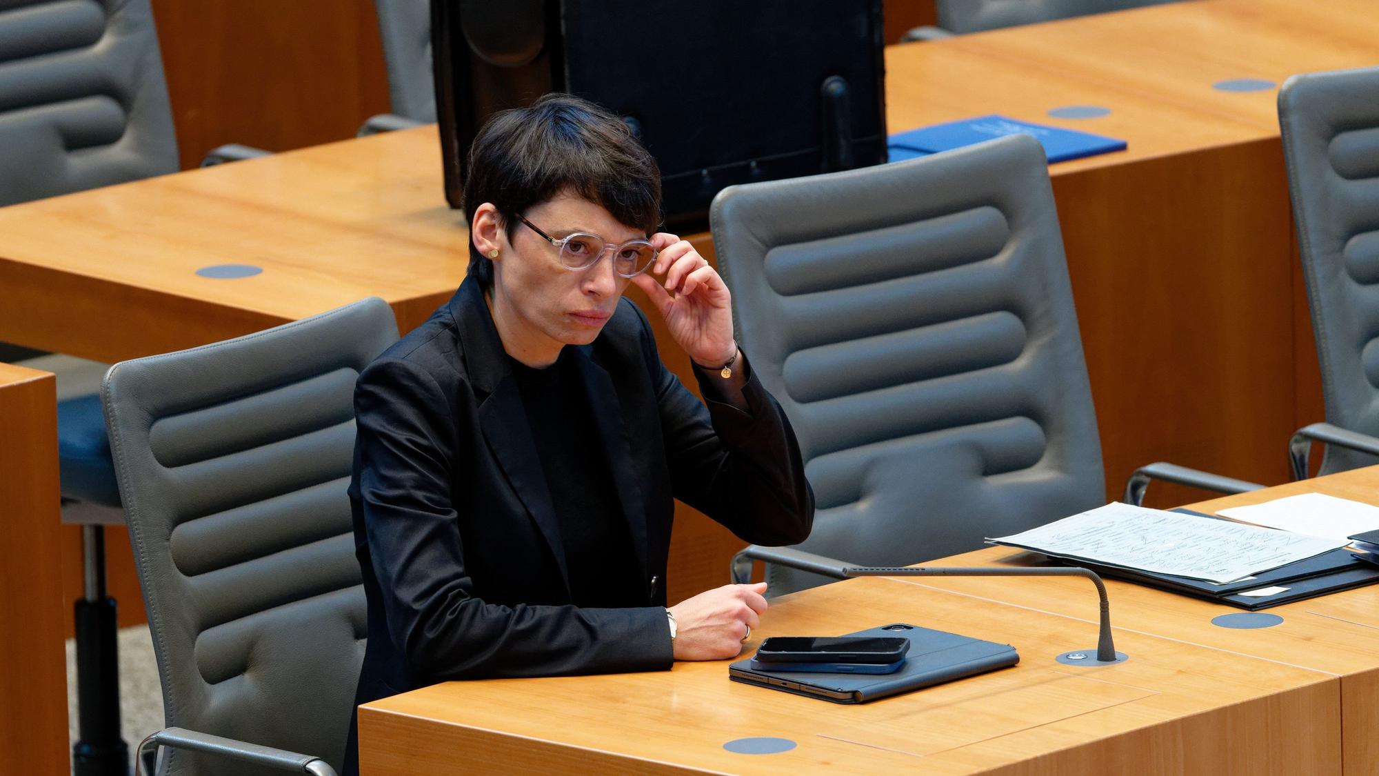 üsseldorf: Josefine Paul (Grüne), Ministerin für Kinder, Jugend, Familie, Gleichstellung, Flucht und Integration des Landes Nordrhein-Westfalen, sitzt bei einer Plenarsitzung im Landtag von Nordrhein-Westfalen auf ihrem Platz.
