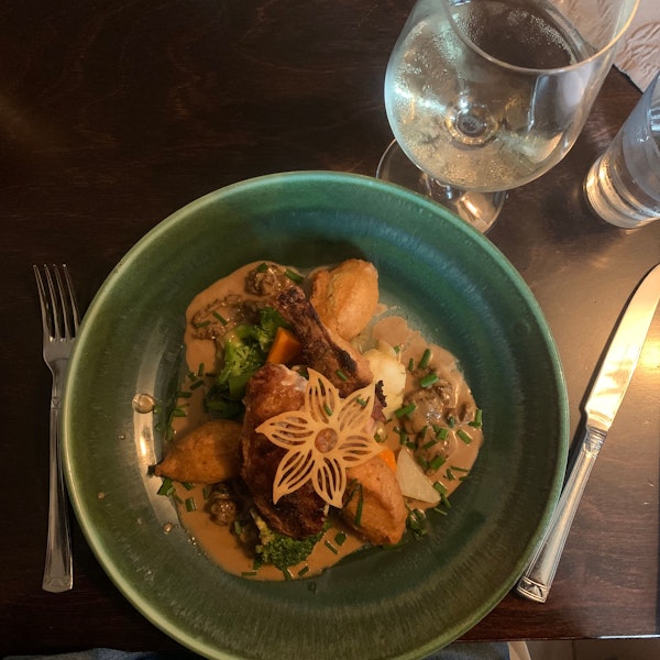 Kreative Küche im Haus Bosen in Erftstadt:  Perlhuhn mit Morchelrahm, Kartoffelkrapfen und Saisongemüse