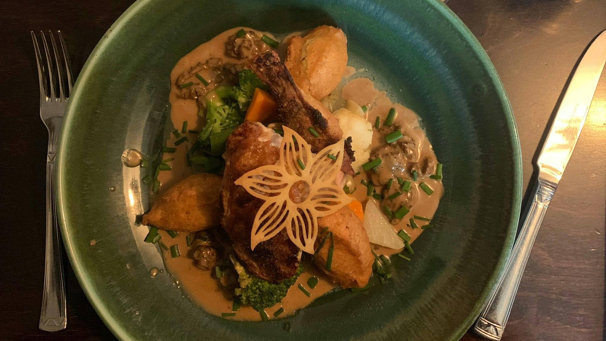 Kreative Küche im Haus Bosen in Erftstadt: Perlhuhn mit Morchelrahm, Kartoffelkrapfen und Saisongemüse