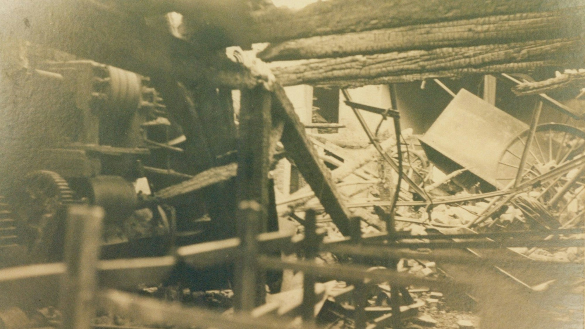 Verkohlte Balken nach dem Brand im November 1924 im Pleistalwerk.