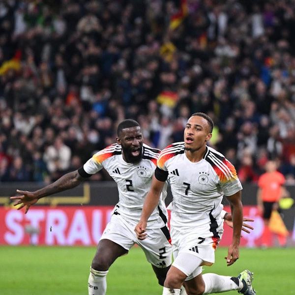 Deutschlands Jamie Leweling (r) bejubelt sein Tor zum 1:0 mit Antonio Rüdiger.