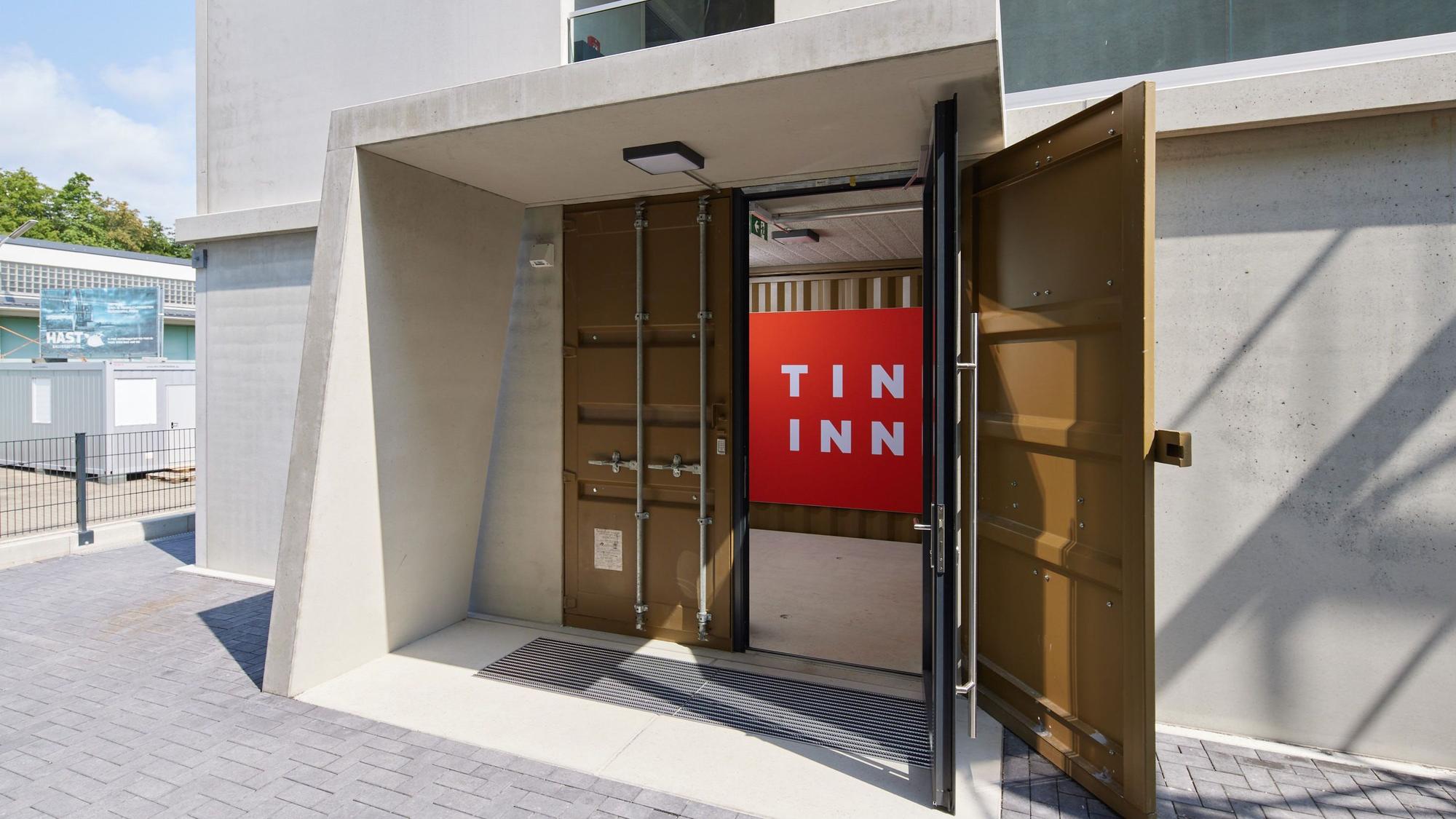 Eingang eines Tin Inn-Hotels