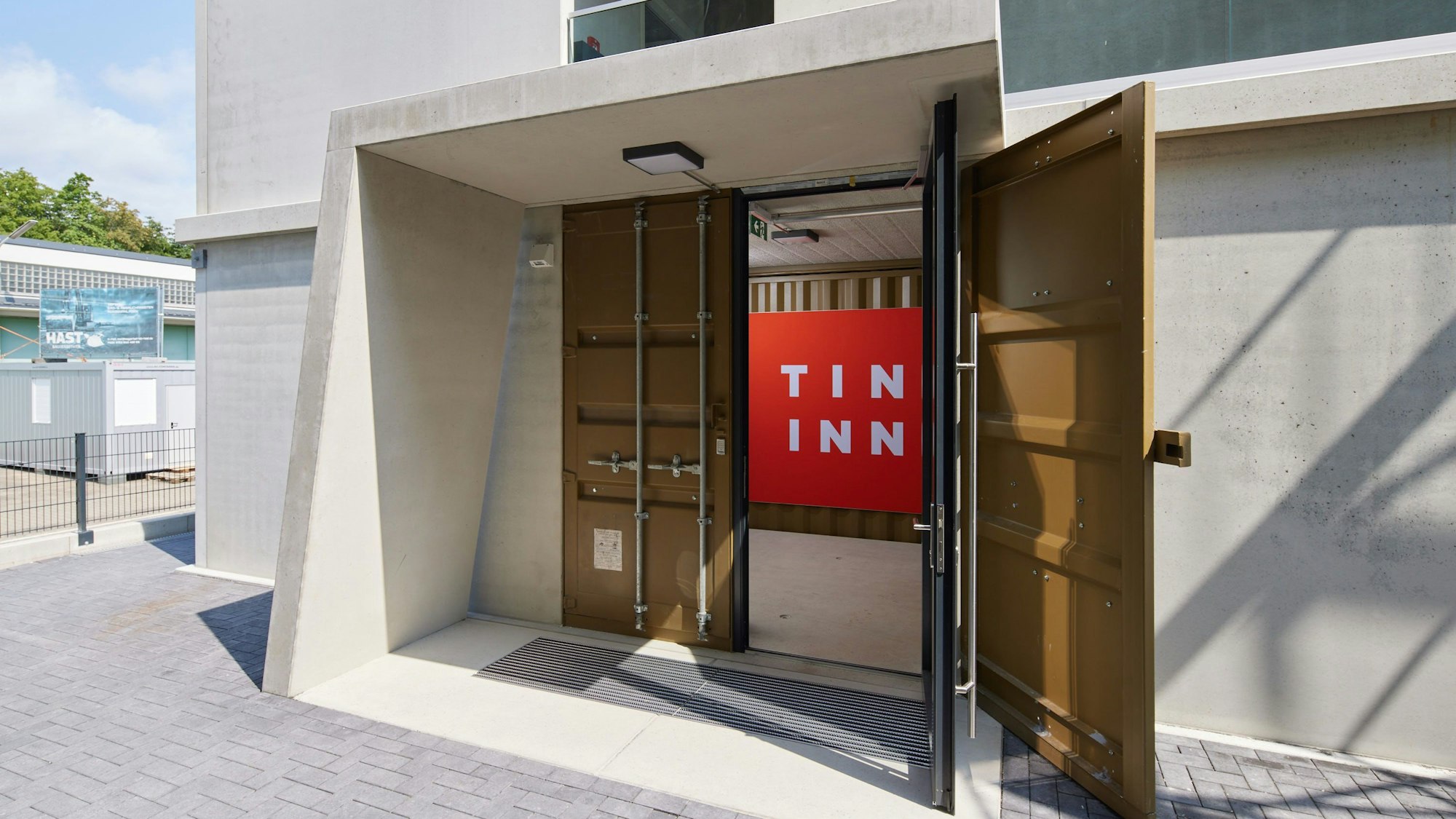 Eingang eines Tin Inn-Hotels