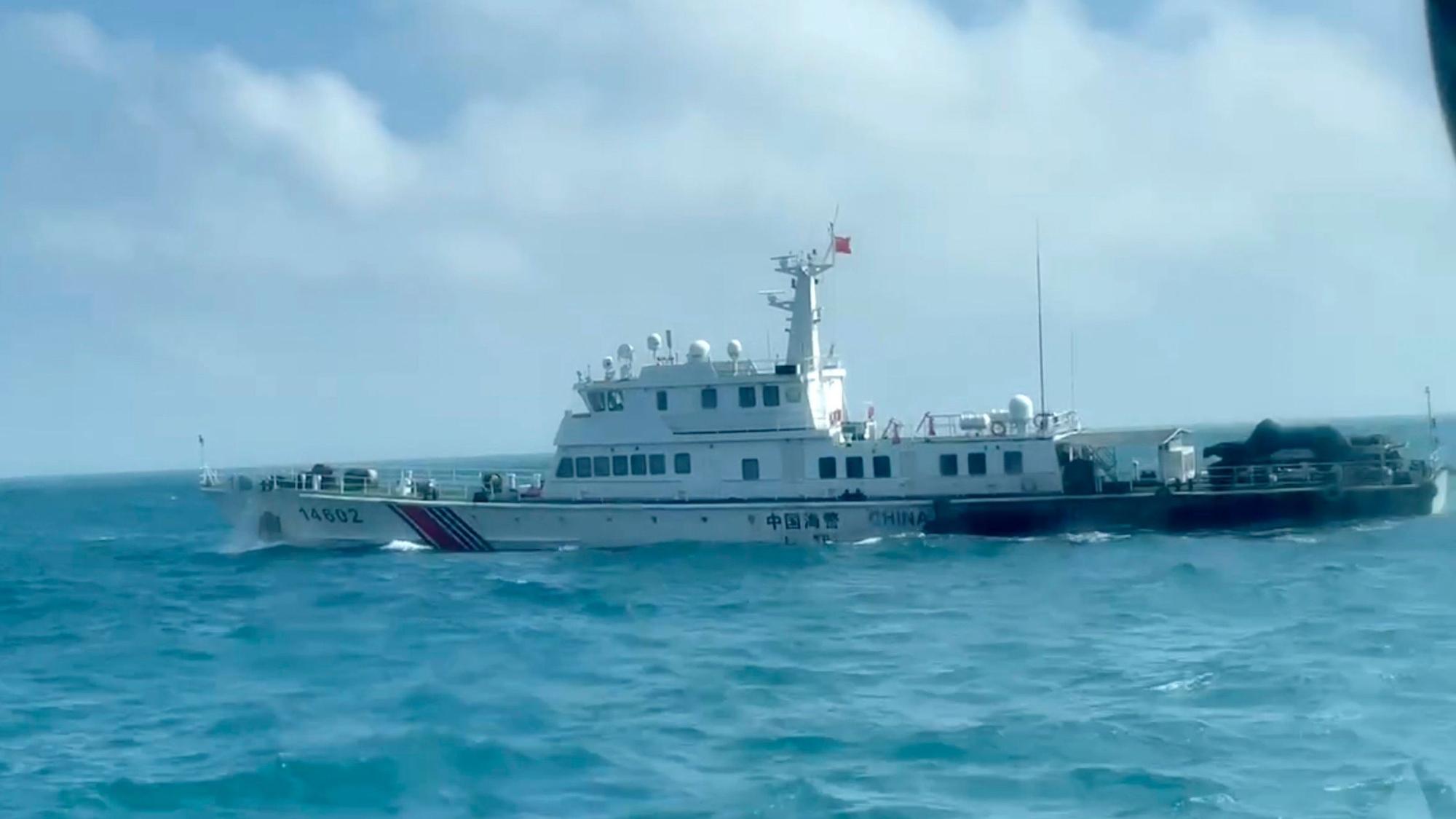HANDOUT - 14.10.2024, Taiwan, Matsu: In diesem Bildschirmfoto aus einem von der taiwanischen Küstenwache veröffentlichten Video sieht man ein Boot der chinesischen Küstenwache von einem Boot der taiwanischen Küstenwache aus, wie es an der Küste der Matsu-Inseln in Taiwan vorbeifährt.