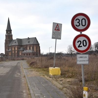 Das Bild zeigt eine verlassene Kirche.