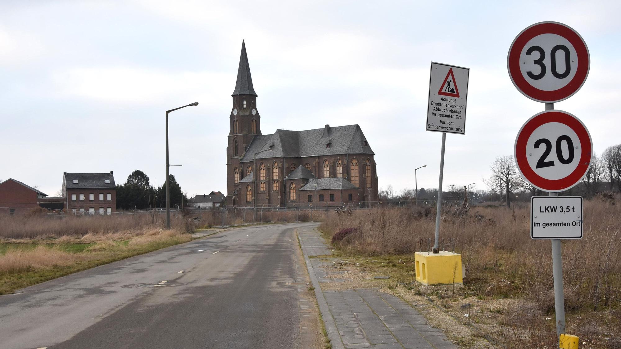 Das Bild zeigt eine verlassene Kirche.