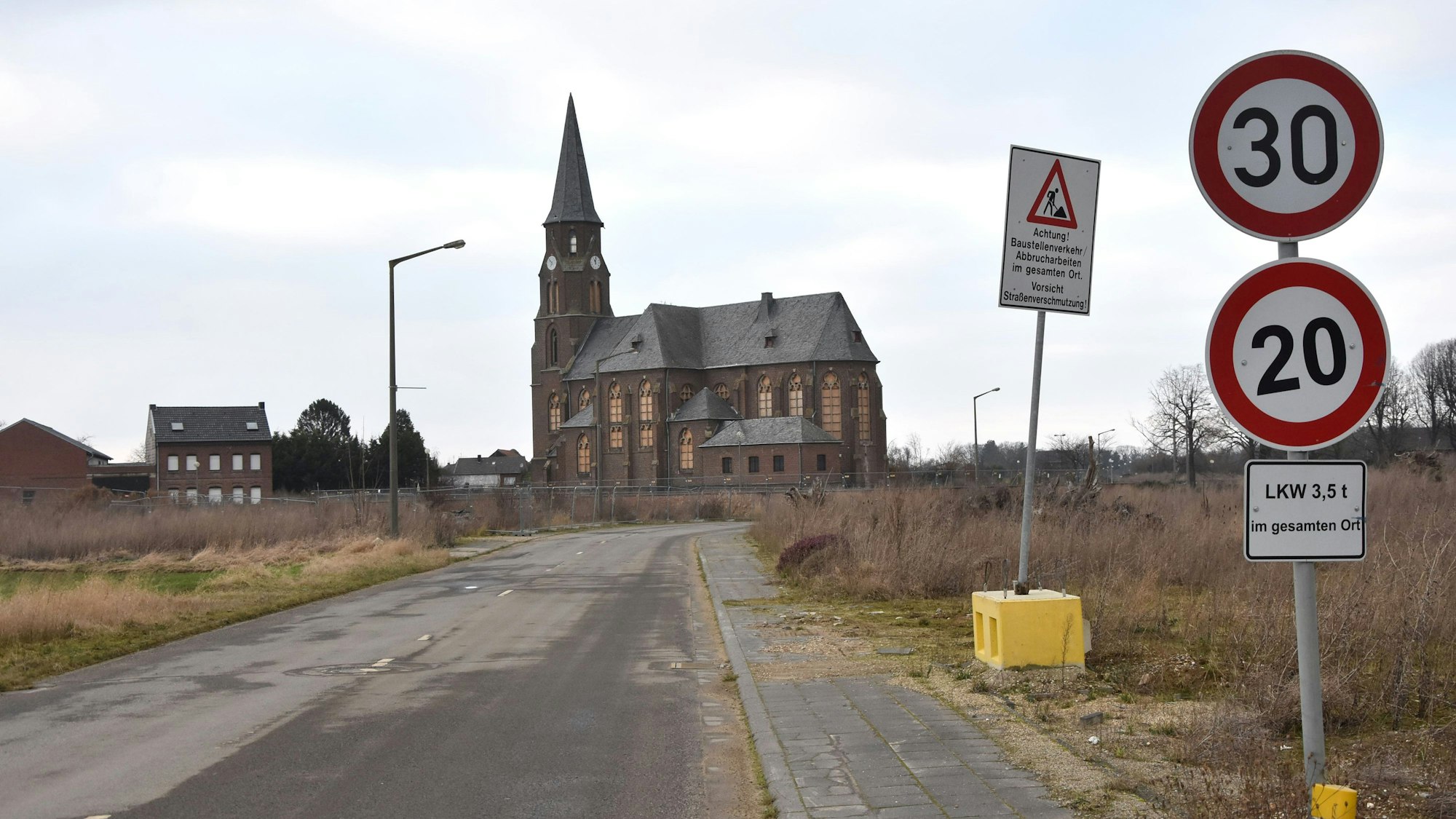 Das Bild zeigt eine verlassene Kirche.