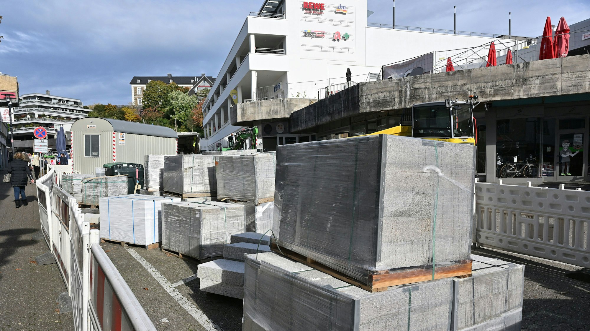 Mehrere Blöcke mit den Platten stehen in einem abgesperrten Bereich.
