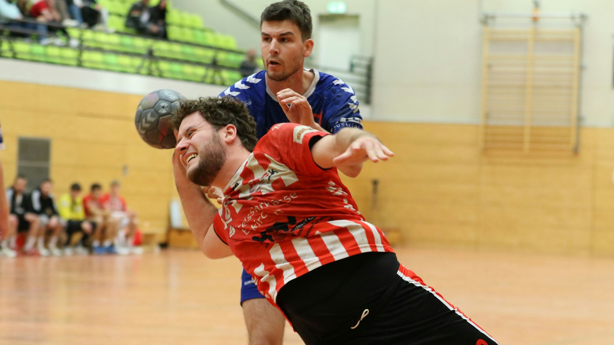 Bünder wirft sich mit Ball in Richtung Tor, ein Abwehrspieler kann ihn daran nicht hindern.