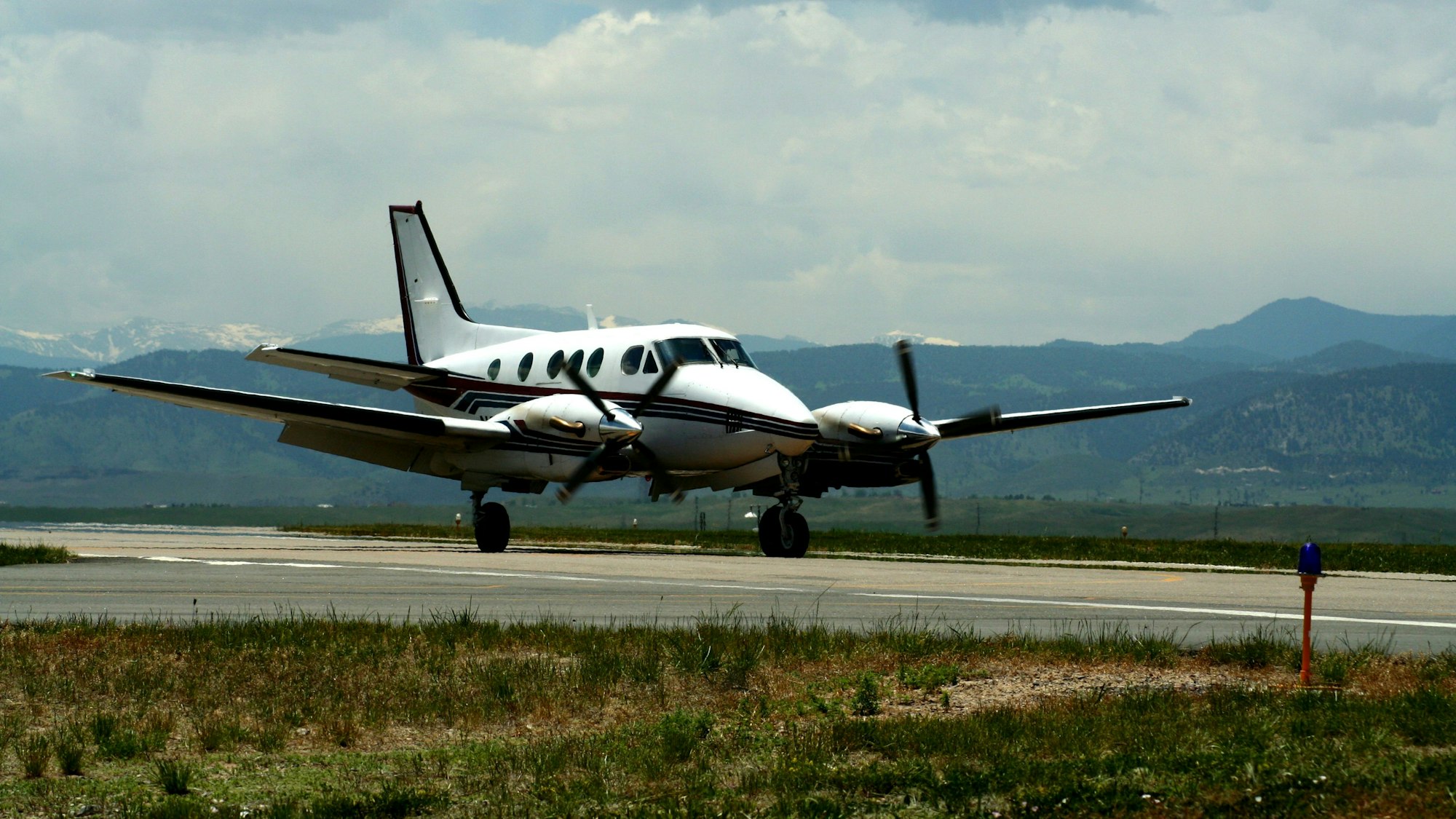 Eine Beechcraft King Air 90 steht auf einer Landepiste.