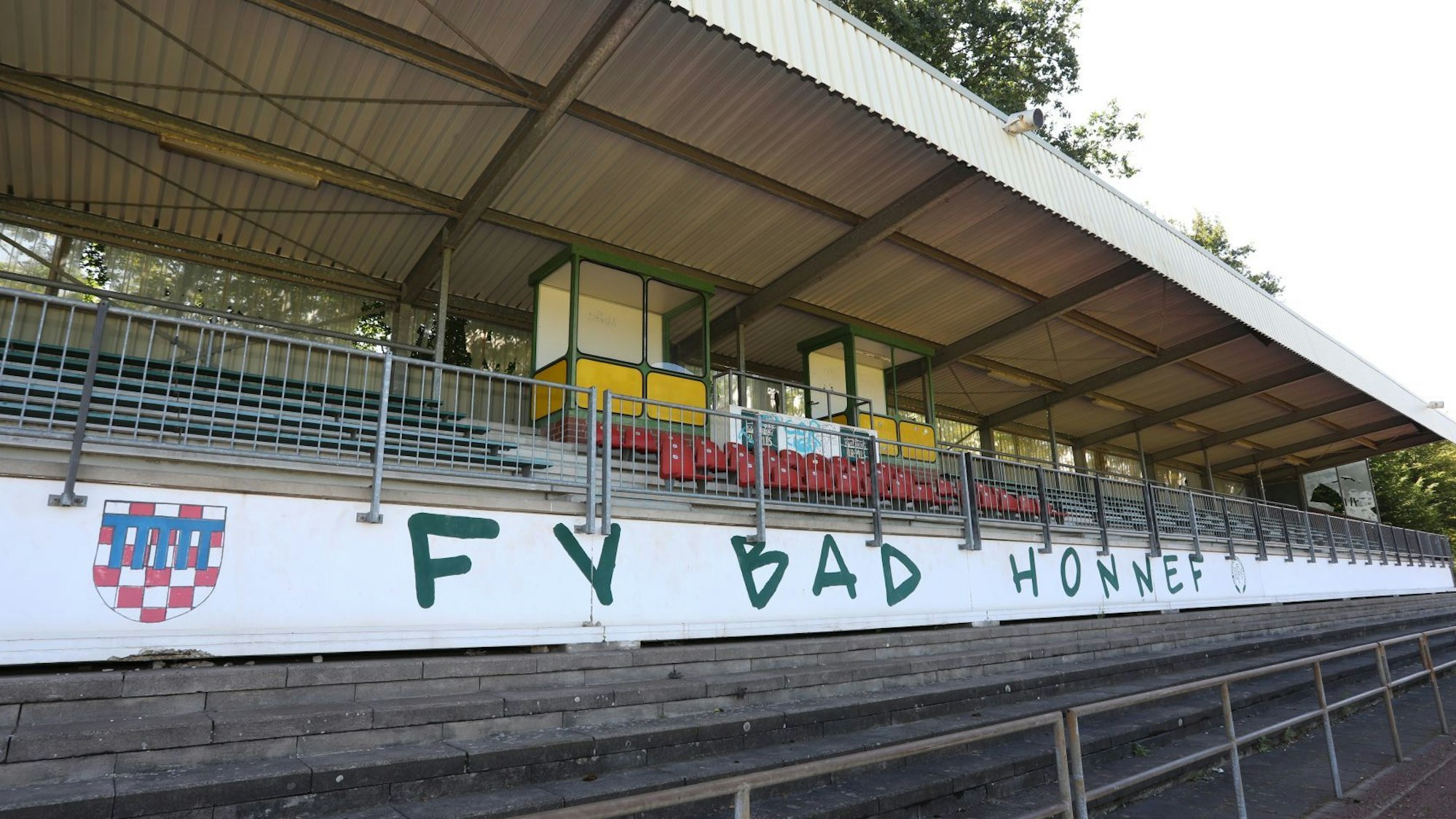 Eine überdachte Tribüne mit der Aufschrift FV Bad Honnef.