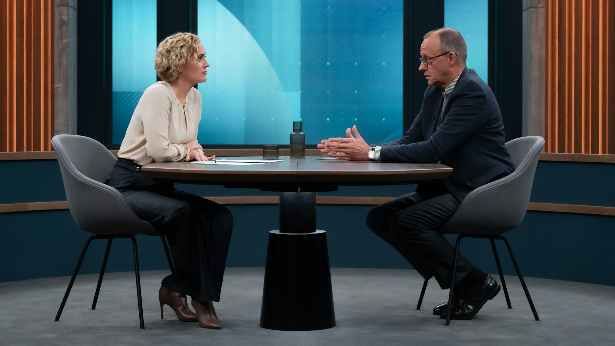 ARD/NDR-CAREN MIOSGA
Caren Miosga und Friedrich Merz (CDU)
©NDR/Thomas Ernst,honorarfreie Verwendung gemäß der AGB im engen inhaltlichen, redaktionellen Zusammenhang mit genannter NDR-Sendung bei Nennung "Bild:NDR/Thomas Ernst"